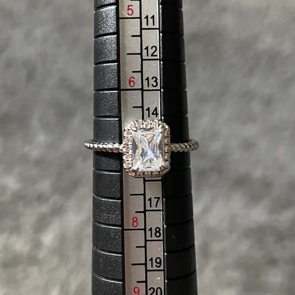 Fragrant Jewels Jewelry - 💛 2/$20 💛 Fragrant Jewels ring. Sz 7